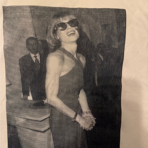 Anna Wintour White Tank Top - Picture 2 of 6